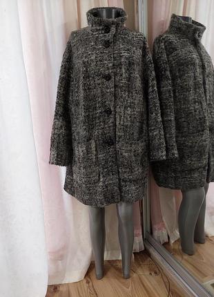 Стильное с карманами пальто