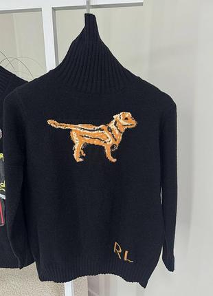 Свитер теплый под горло черный с принтом собаки поло