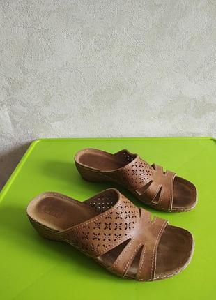Комфортные женские шлепанцы 39 размера от бренда easy street