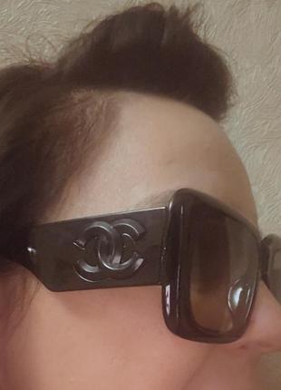 Стильні сонцезахисні окуляри