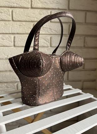 Маленька сумочка у взгляді корсету