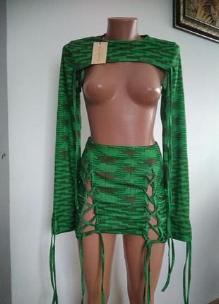 Костюм женский с разрезами на юбке и шнуровками кроп топ