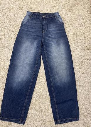 Темні широкі джинси бойфренди