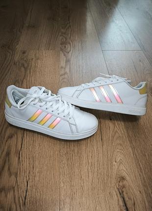 Женские кроссовки adidas