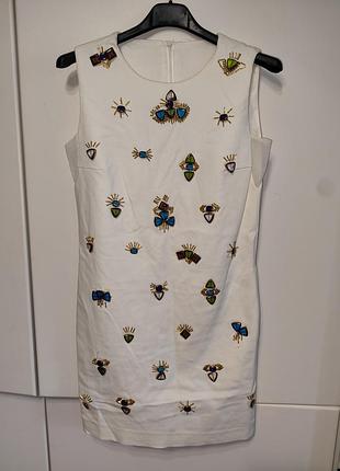 Белое платье без рукавов с вышивкой бисером и камнями