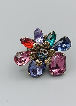 Красивое кольцо с кристаллами без нескольких маленьких кристаллов в центре