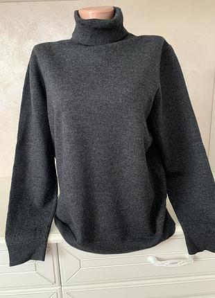 Вовняний светр з високою горловиною