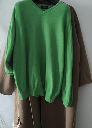 Яскравий светр