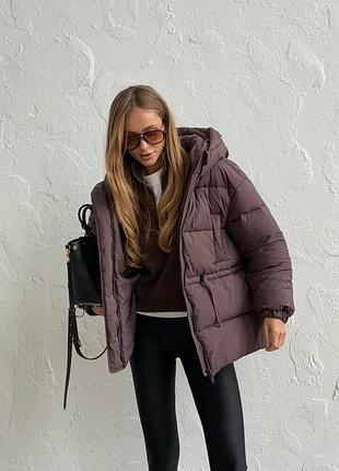 Дутый пуховик с капюшоном на кулиске шоколад