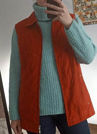Жилет цегляного кольору