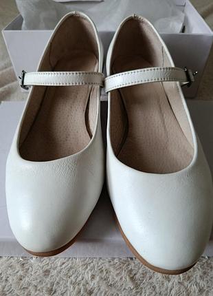 Белые кожаные туфли