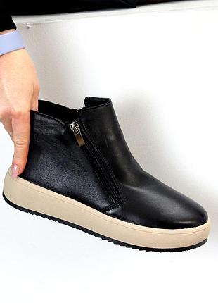 Лаконичные черные кожаные зимние ботинки на две молнии