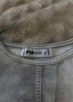 Сірий топ без рукавів від бренду new yorker з текстурою в дрібний рубчик.