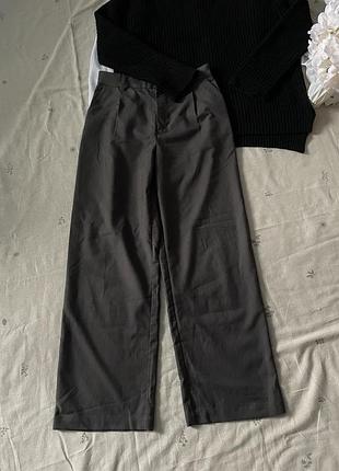 Базові сірі брюки .