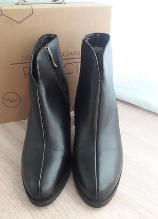 Ботинки зимние, кожа,39р.
высота каблука 9см(с учетом платформы 1см)