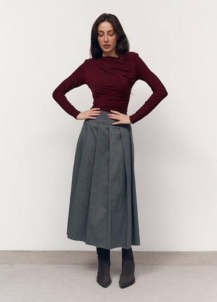 Спідниця в довжині міді у складку з переду з бічним розрізом
