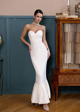 Розкішна сукня в кремовому кольорі