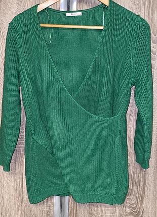 Светр насичено зелений.