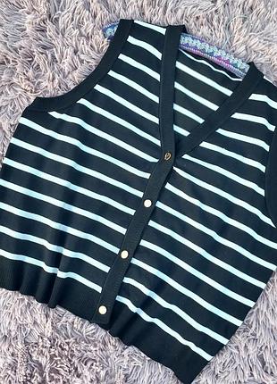 Стильный жилет в полоску