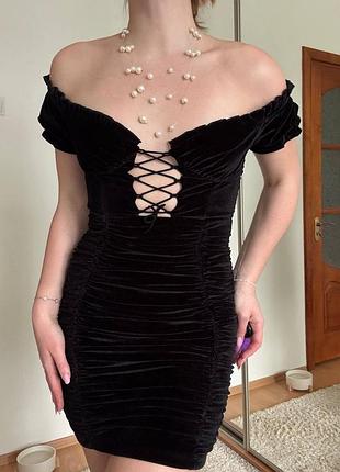 Бархатное черное платье облегающее с драпировкой princess polly и шнуровкой под корсет спереди
