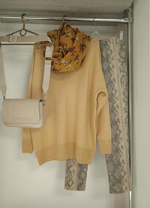 Теплая желтая кофточка