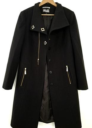 Пальто женское осеннее черного цвета, длинное с золотыми вставками и карманами