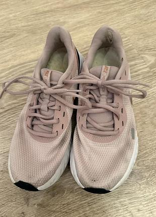 Кросівки жіночі