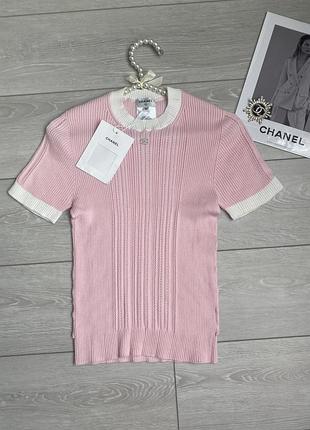 Розовая трикотажная футболка шaneль с короткими рукавами и белой отделкой
