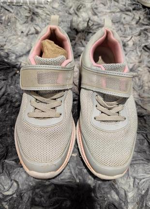 Качественные кроссовки 33 размер