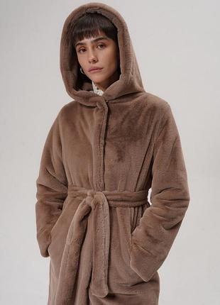 Бежевая утепленная шуба с капюшоном из эко меха под кролика