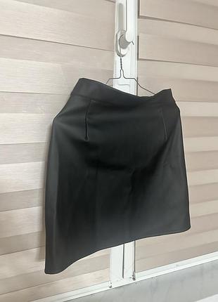 Нова міні спідниця з еко-шкіри