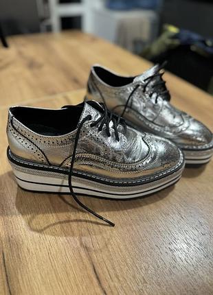 Продаю кросівки на танкетці