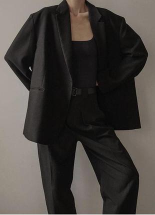 Розкішний актуальний чорний оверсайз костюм з чоловічого плеча від бренду moss bros