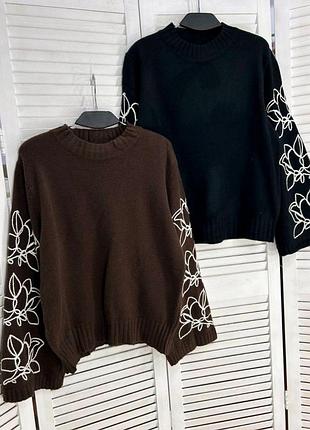 Стильный теплый свитер с широкими рукавами