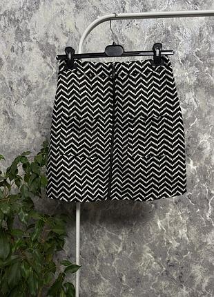 Спідниця юбка чорна спідниця в принт на змійці molly bracken xs