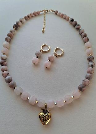 Ожерелье из розовых камней