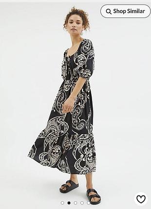 Красивое с воланом по низу и объемными рукавами платье 👗