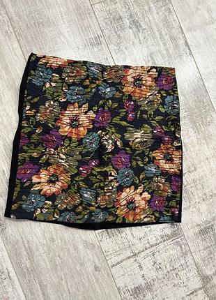 Оригінальна спідниця приготована строга на