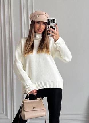 Светер із щільної пряжі