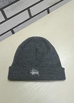 Шапка бини от бренда stussy