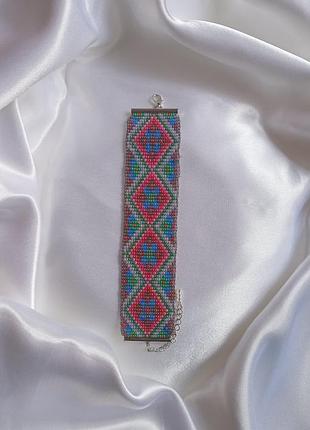 Женский браслет чешский бисер, геометрический орнамент, серебристая фурнитура 40 мм ширина