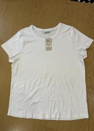 Біла базова футболка