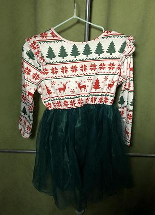 Дитяча сукня з довгим рукавом та пишною спідницею.