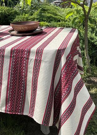Скатертина вишита з орнаментом в українського стилі