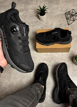 Черные кроссовки на затяжках gore-tex