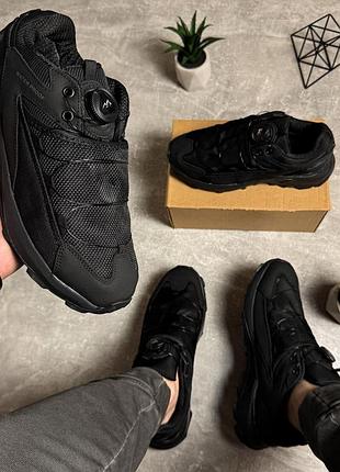 Черные кроссовки на затяжках с водоотталкивающей поверхностью