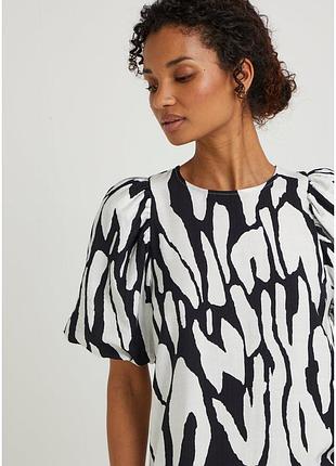 Эффектное черно-белое платье миди с пышными рукавами р.18