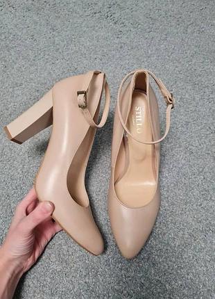 Туфлі жіночі шкіряні бежеві на каблуках stillo