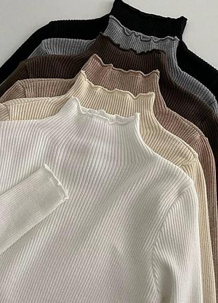 Базовый универсальный гольфик дополнен нежным рюшем по горловине❤️‍🔥