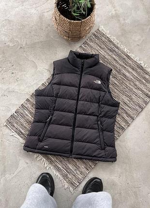 Вінтажна чорна пухова жилетка the north face 700 набивка мінімалістична аутдор модель з вишитим логотипом